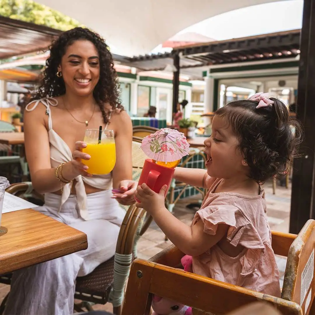 Family enjoying drinks at De Dames